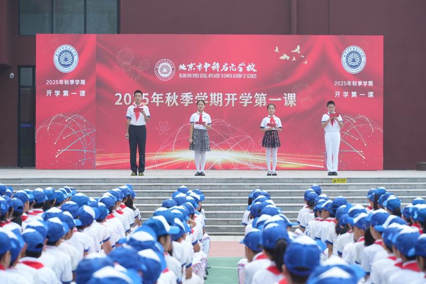 图片包含 建筑, 人, 男人, 一群 AI 生成的内容可能不正确。